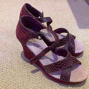 NWOT Tom’s purple faux snakeskin strappy heels